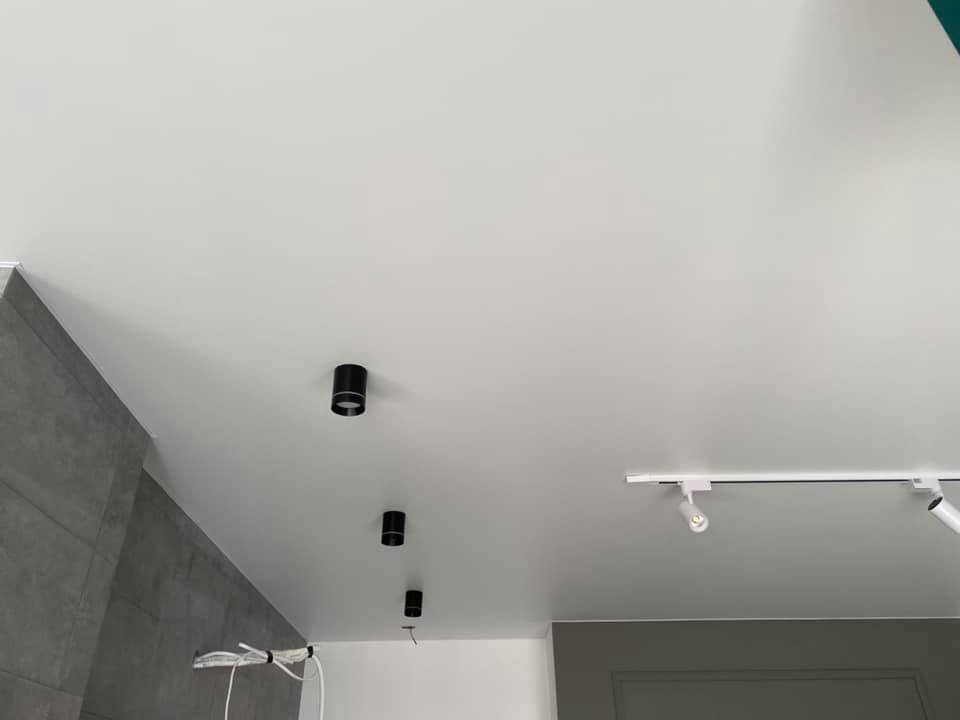 Матовый натяжной потолок на кухне Одесса komfortcenter.com.ua-03