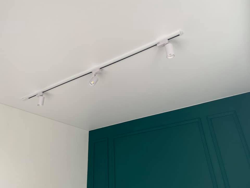 Матовый натяжной потолок на кухне Одесса komfortcenter.com.ua-05