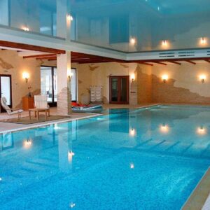 Натяжные потолки для бассейна в Одессе komfortcenter.com.ua