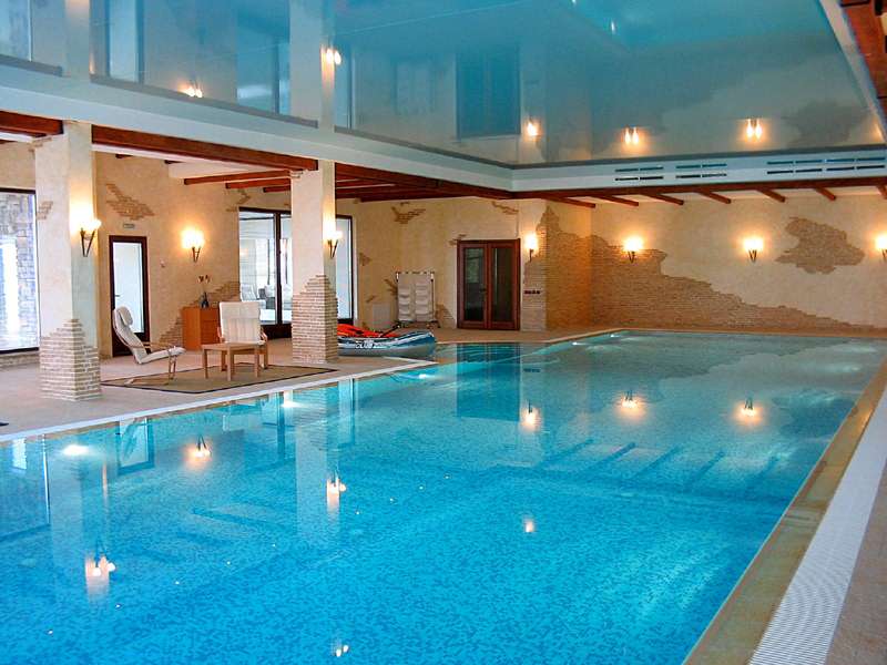 Натяжные потолки для бассейна в Одессе komfortcenter.com.ua