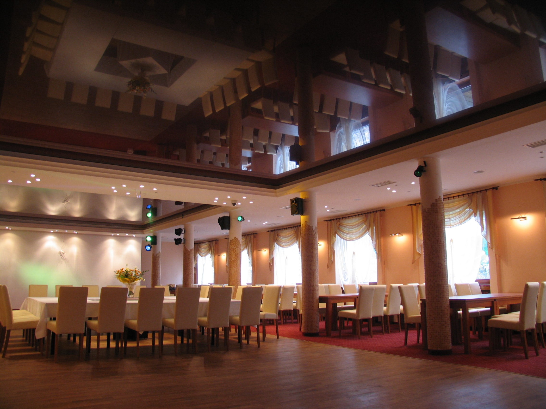 Натяжные потолки для кафе, баров и ресторанов Одессы и пригорода komfortcenter.com.ua