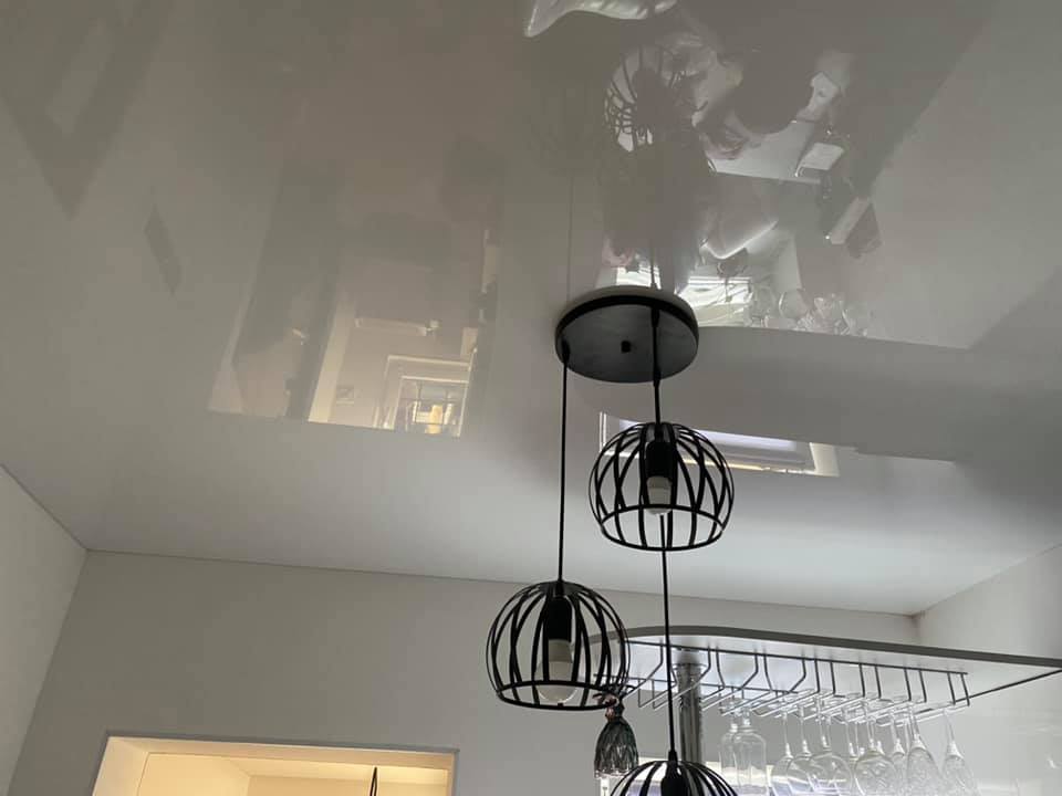 Глянцевый натяжной потолок Одесса komfortcenter.com.ua-011