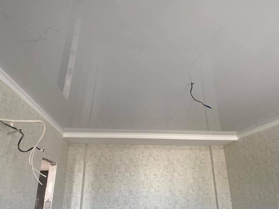 Глянцевый натяжной потолок Одесса komfortcenter.com.ua-013