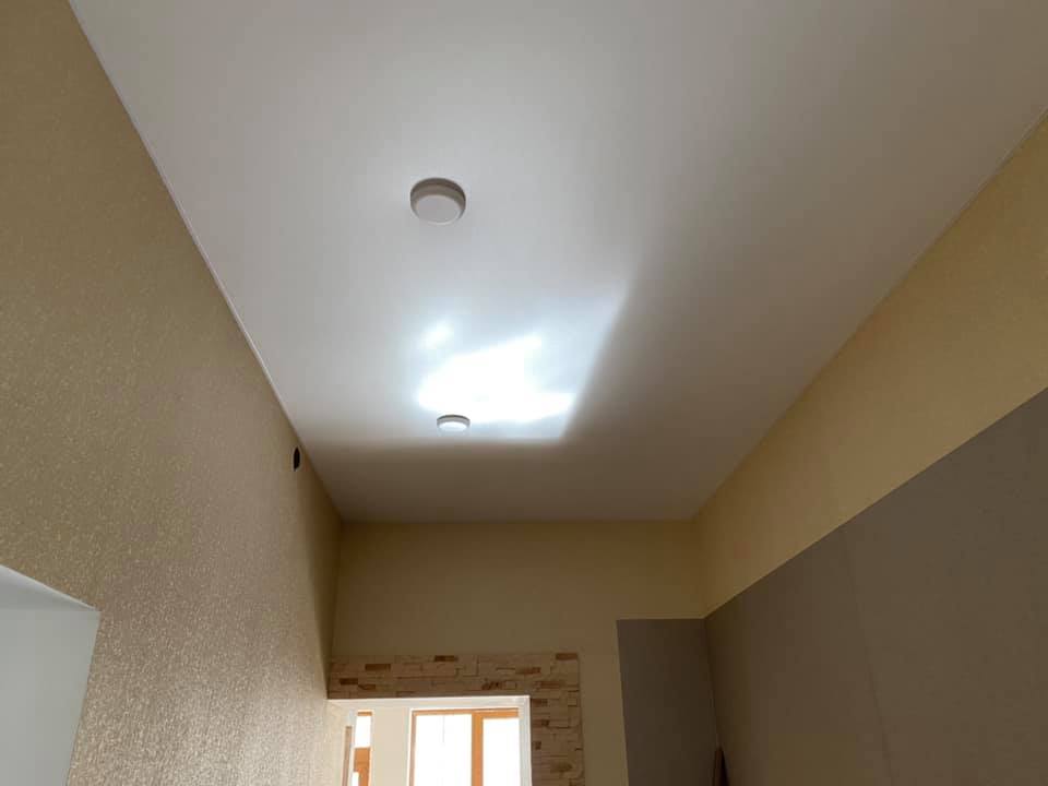 Глянцевый натяжной потолок Одесса komfortcenter.com.ua-04